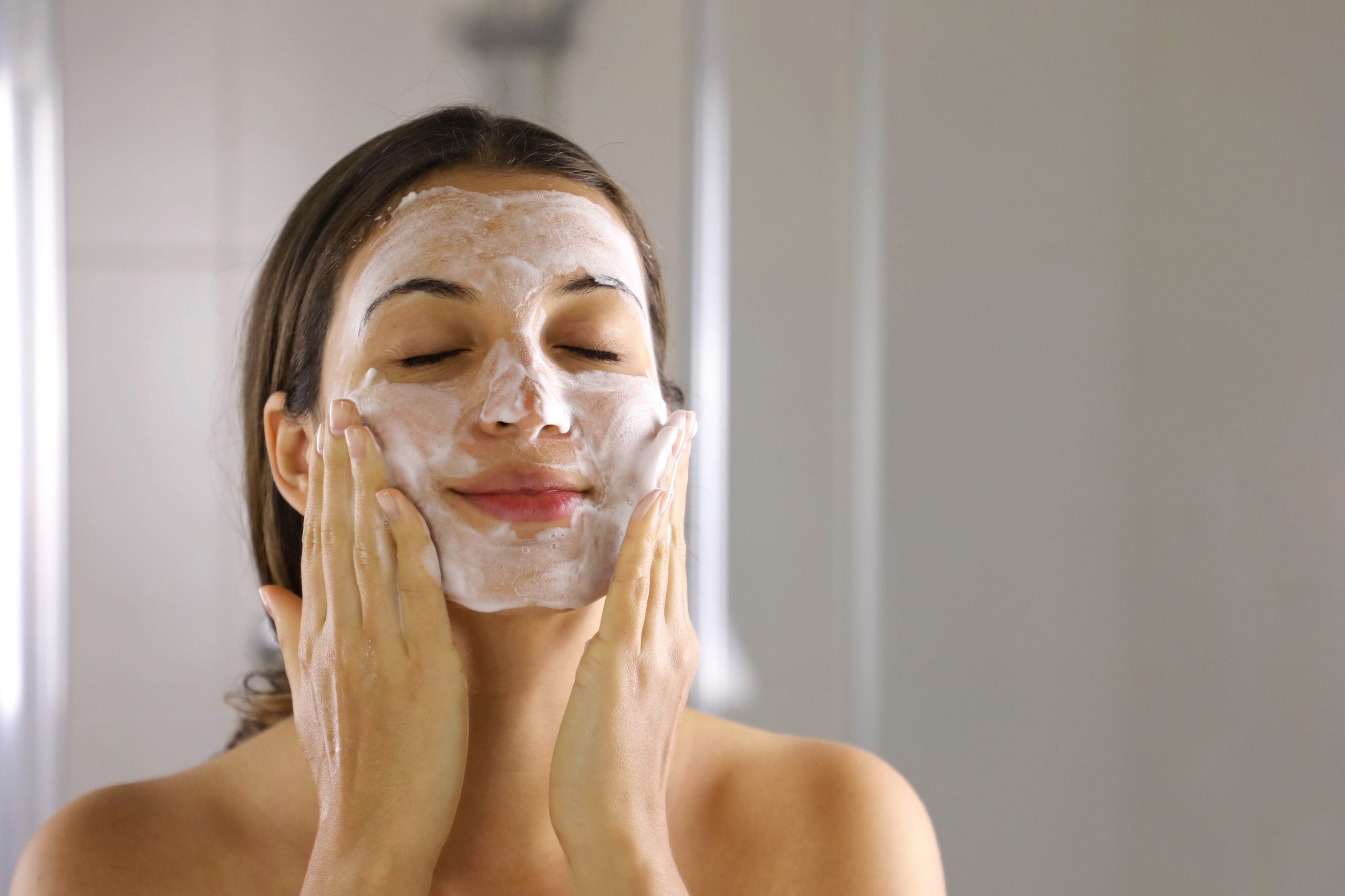 skincare woman washing face foaming facewash soap scrub skin scaled Уход за телом